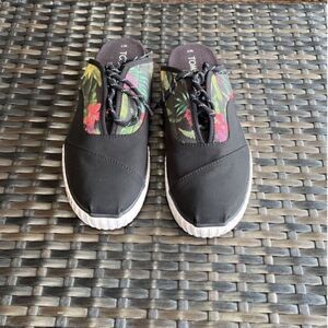 Toms shoes women’s size 7